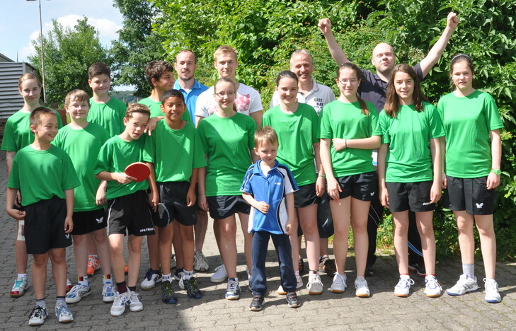 Das erfolgreiche Team des Kreises Gießen: Hintere Reihe (v.l.): Roxana Przondzion, Nico Solbach, Kevin-Falco Krendl, die Betreuer Andreas Wagner, Kevin Vitols, Steffen Kreiling, Stefan Harnisch. Vordere Reihe (v.l.): Tim Neuhof, Alec Metsch, Jonas Häuse