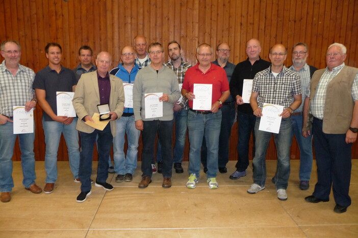 Die beim Kreistag in Saasen Geehrten mit Kreiswart Günter Laub (rechts).