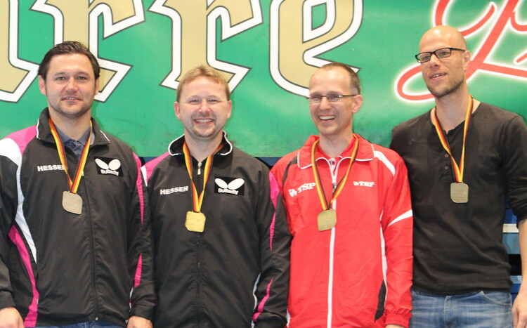 Hans mit Platzierten auf dem Siegertreppchen