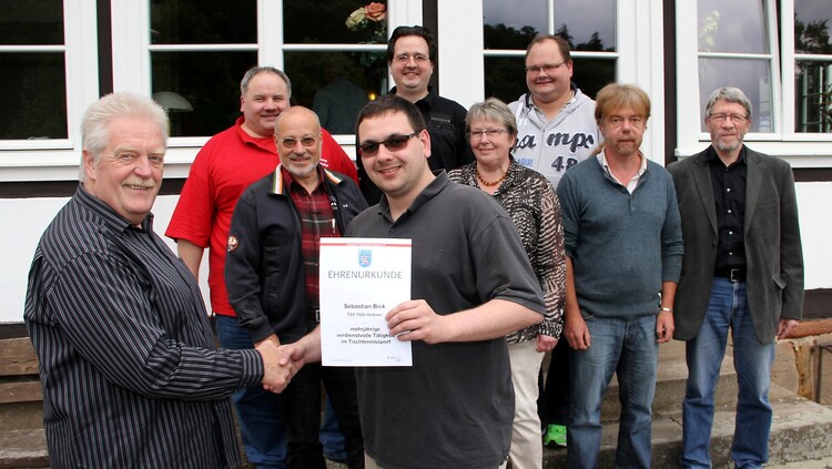 Ehrungen beim Tischtennis-Kreistag: (vorne) Kreiswart Karl-Friedrich Meyerhöfer überreicht Kreisschülerwart Sebastian Bick eine Ehrenurkunde für langjährige Verdienste im Tischtennissport; 2. Reihe von links: die ebenfalls geehrten Rolf Kümmel, Erik