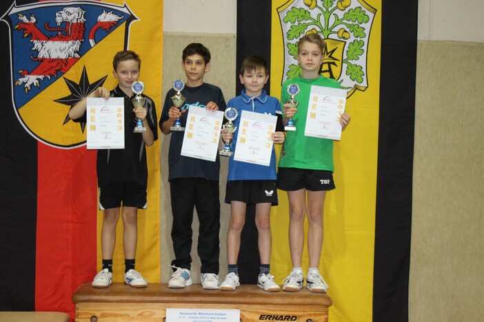 Siegerehrung Schüler C im Einzel (v.l.) Leon Schopf (VfR Wiesbaden), Simon Winterstein (SG Bruchköbel), Edin Donlagic (DJK SV Eiche Offenbach) und Tjark Ruppmann (TuS Breithardt)