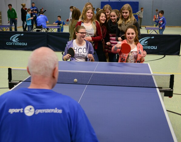 Die Mädchen der Klasse 7 der Bardoschule versuchen sich im Rollstuhl-Tischtennis