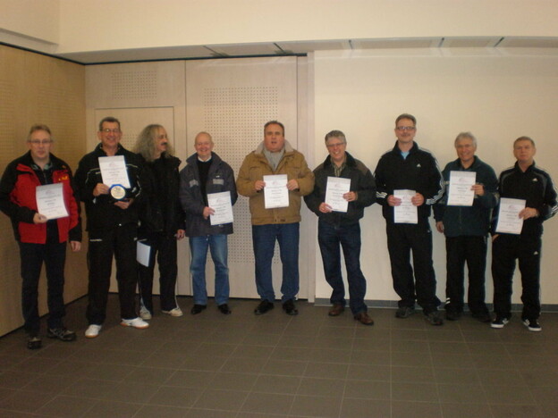 Ü50-Herren - Sieger KSV Niesig, Zweiter TTC Assenheim, Dritter TTV Gründau (v.l.): Dirk Jüngst, Manfred Müller, Joachim Linke, Gregor Kozaczek, Albrecht Papp, Karl-Heinz Fausel, Uwe Weinel, Harry Prompe, Johannes Dönges. (Foto: Günter Laub)