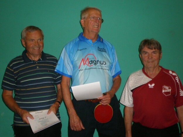 Senioren 70 Einzel (v.l.): 2. Karl-Heinz Hinn (TSV Lang-Göns), 1. Roland Flick (Gießener SV), 3. Hans Hausner (TSG Wieseck). (Foto: Günter Laub)
