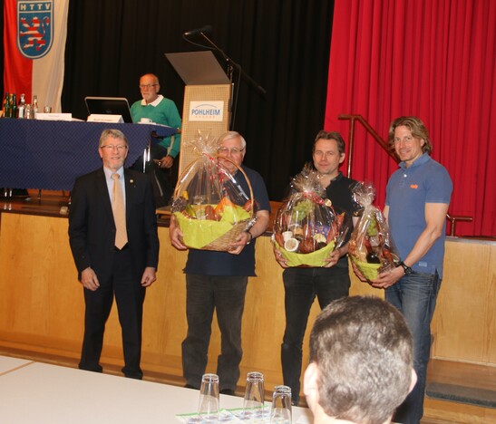 Nach Beendigung ihrer ehrenamtlichen Tätigkeiten mit einem Abschiedsgeschenk von Norbert Englisch (links) bedacht wurden (v.l.): Peter Biehler (Beisitzer im Seniorenausschuss), Jörg Baumgart (Beisitzer im Schiedsrichterausschuss) und Johannes Herrmannn