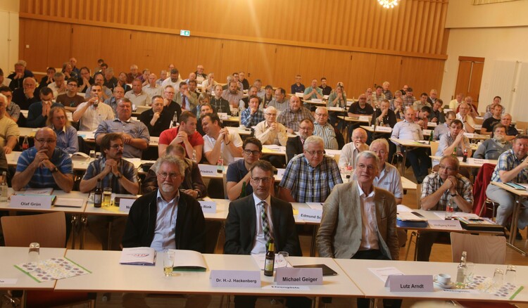 Blick in die Versammlung mit den Ehrengästen (1.Reihe v.l.) Dr. Hans-Jürgen Hackenberg (DTTB-Vizepräsident Finanzen(, Michael Geiger (komm. DTTB-Präsident) und Lutz Arndt (Vizepräsident LSBH).