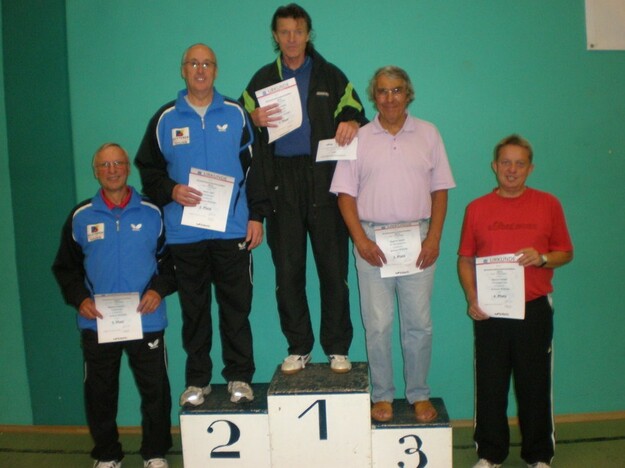 Senioren 60 Einzel (v.l.): 5. Manfred Emmerich (TV Grüningen), 2. Walter Seth (TV Grüningen), 1. Erwin Becker (Gießener SV), 3. Siegfried Sporer (TSV Allendorf/Lda.), 4. Gerhard Herget (TSV Lang-Göns). (Foto: Günter Laub)