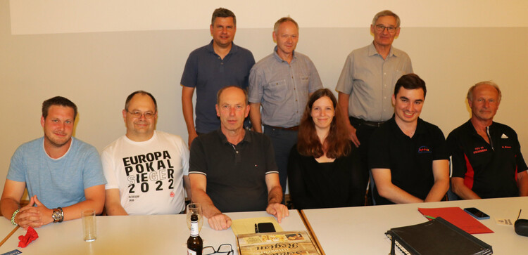 Der neue Vorstand mit den ausgeschiedenen Ehrenamtlichen