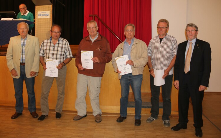 Durch den Ehrenrats-Vorsitzenden Robert Dony (ganz links) und den HTTV-Präsident Dr. Norbert Englisch (ganz rechts) mit der HTTV-Ehrennadel in Gold ausgezeichnet wurden (v.l.): Wolfgang Kaiser (Kreiswart Main-Kinzig), Dieter Schulz (Kreiswart Offenbach),