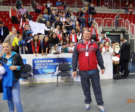 Vor den chinesischen Fans, die auf Autogramme ihrer Spitzenspieler hoffen