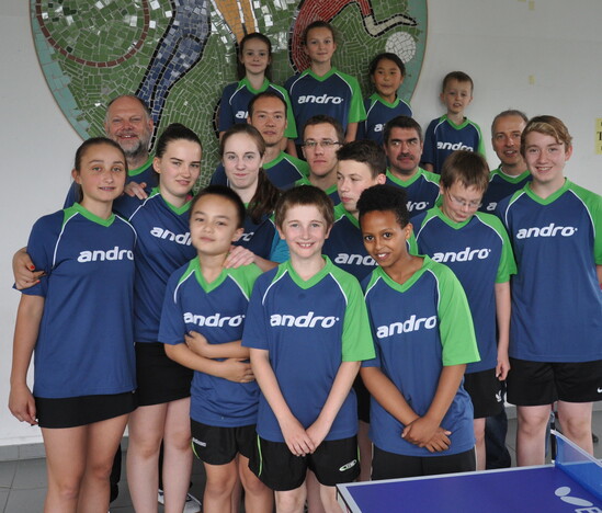 Die Mannschaft (und die Betreuer) des Tischtennis-Kreises Gießen beim Tag der Bezirksschüler in Klein-Linden