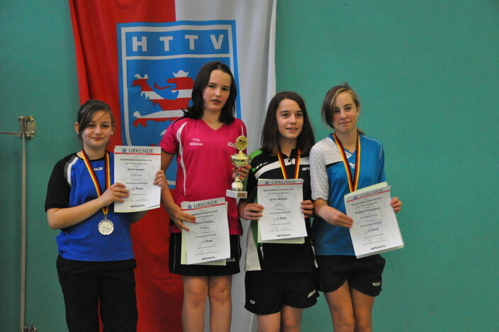 Schülerinnen B Einzel (v.l.): 2. Vlora Hasani (TSV Arzell), 1. Céline Kreiling (TTC Wißmar), 3. Jenny Wagner (TSV Beuern), 3. Roxana Przondzion (NSC W.-Steinberg). (Foto: Dirk Neuhof)