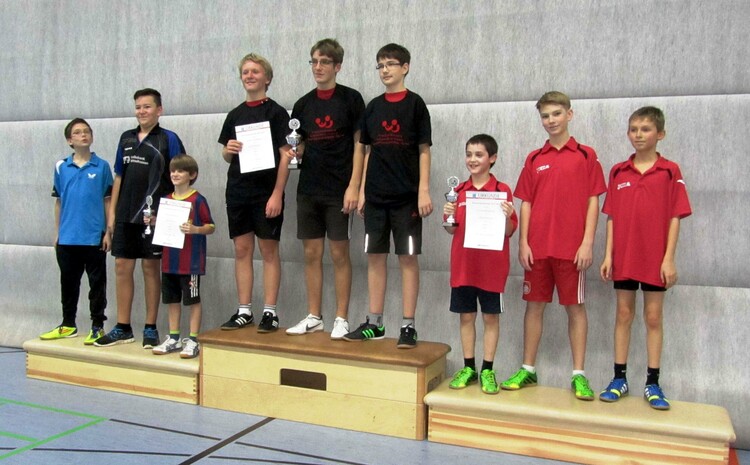 Im Wettbewerb der Schüler gingen die Top-Platzierungen an (v.l.) den Zweiten TV Braunfels mit Ole-Mattes Crass, Justin Baumann und Mika-Swen Crass, Pokalgewinner TTC Siegbach mit Jakob Müller, Enrique Carrascosa-Santos und Pascal Illner sowie den Drittp