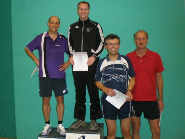 Senioren 40 Einzel (v.l.): 2. David Marx (TTC Wißmar), 1. Tobias Goldmann (SV Staufenberg), 3. Jochen Gebauer (VfB Ruppertsburg), 3. Uwe Kutscher (TTC Wißmar). (Foto: Günter Laub)