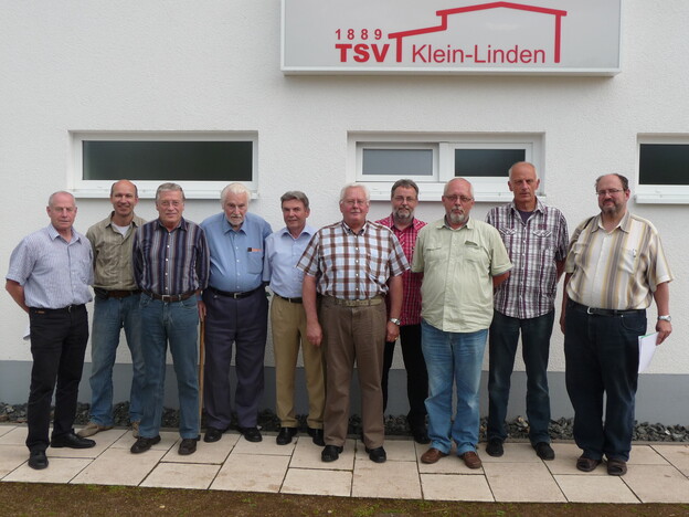 Kreiswart Jürgen Adams (links im Bild) ehrte beim Kreistag unter anderen (v.l.): Jürgen Schauer, Norbert Theiß, Rolf Müller, Hans Hausner, Günter Laub, Walter Schneider, Ewald Küper, Heinz-Günther Becker und Rainer Jöckel. (Foto: Uwe Weichsel)