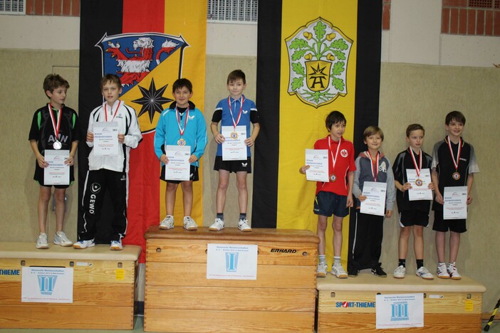 Siegerehrung Schüler C im Doppel (v.l.) Jacob Nissen/Sinedin Babic (TV Dreieichenhain/TV Kalbach), Alessandro Felzer/Edin Donlagic (DJK SV Eiche Offenbach), Rayen Menz/Lorenz Bode (Eintracht FrankfurtTTV Bergen-Enkheim) und Leon Schopf/Malte Joshua Klute