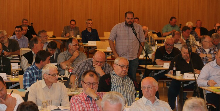 Vor den Abstimmungen der Satzungsänderungen gab es vereinzelt Diskussionsbedarf. Hier Timo Elpelt (TSG Oberrad).