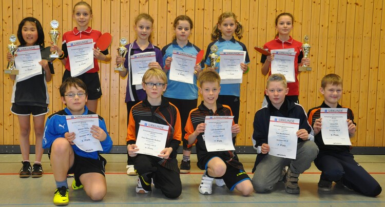 Alle Altersklassen der Schülerinnen (hintere Reihe) und Schüler Altersklasse 3 Platz 5-9 (vordere Reihe v.l.): Hanna Hwang (1. der AK3 - NSC W.-Steinberg), Vanessa Trenschel (2. AK3 - TSV Allendorf/Lda.), Sina Mattern (3. AK3 - TTC Wißmar), Yara Joy R