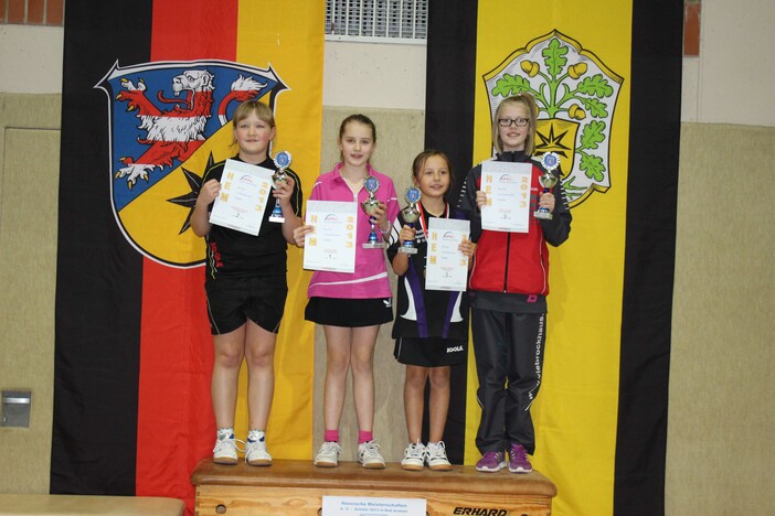 Siegerehrung Schülerinnen C im Einzel (v.l.) Katharina Hardt (TG Oberjosbach), Sophia Klee (TSV Heiligenrode), Natalie Gliewe (TV Bürstadt) und Vicky Jöckel (SC Lanzenhain)