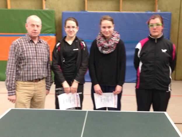 Damen (v.l.): Jürgen Adams (vom Durchführer TTC Rödgen), 1. Jessica Wissler (NSC W.-Steinberg), 2. Karolin Schäfer (NSC W.-Steinberg), 3. Johanna Klitsch (TSV Beuern). (Foto: Günter Laub)